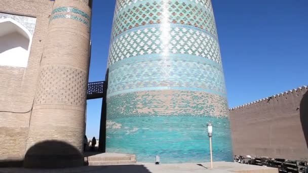 Nedokončená Kalta drobné Minaret minaret Mohamed Amin Khan. Chiva, Uzbekistán — Stock video