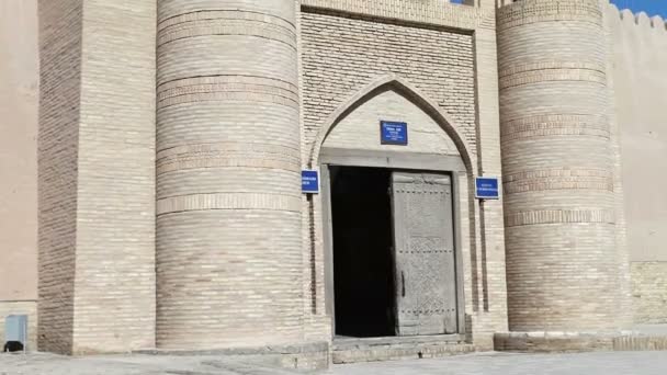 Entrance gate in the ancient city wall. Uzbekistan. Khiva. — Stock Video