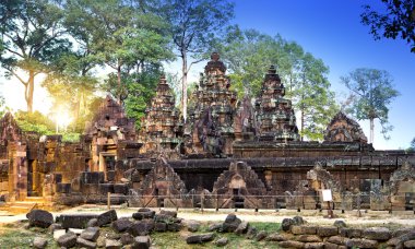 Banteay Srey tapınak kalıntıları (x. yüzyıl) üzerinde bir gün batımı, Siem Reap, Kamboçya