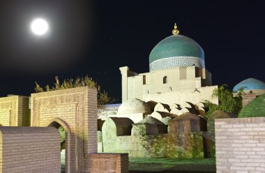 Özbekistan. Khiva. Eski şehrin sokakları gece aydınlanıyor.
