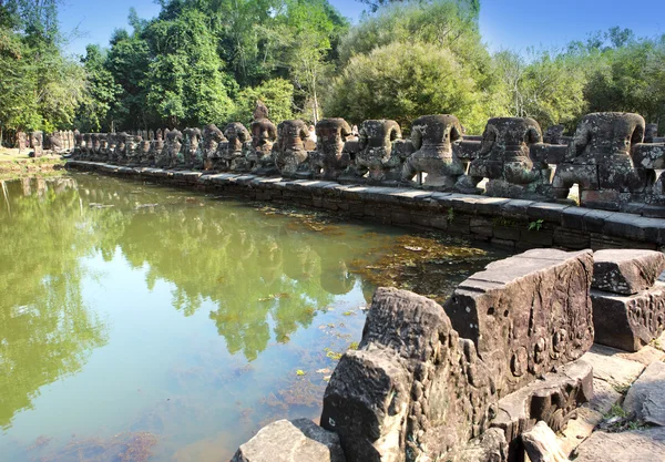 Ruiny ogrodzenia święte zbiornika, gdy zbliża się do Pean Neak świątyni w pobliżu Siem Reap, Kambodża — Zdjęcie stockowe