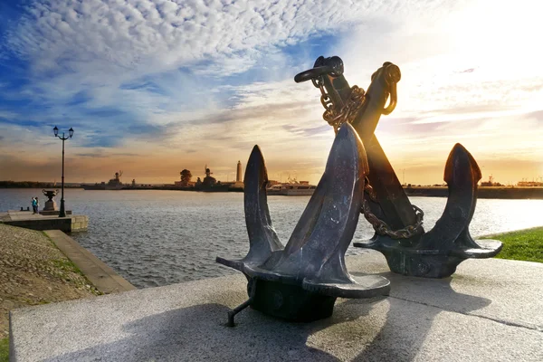 Silhouette of old sea crossed anchors on the background of Peter's harbour. Kronstadt, St. Petersburg, Russia — Stock Photo, Image