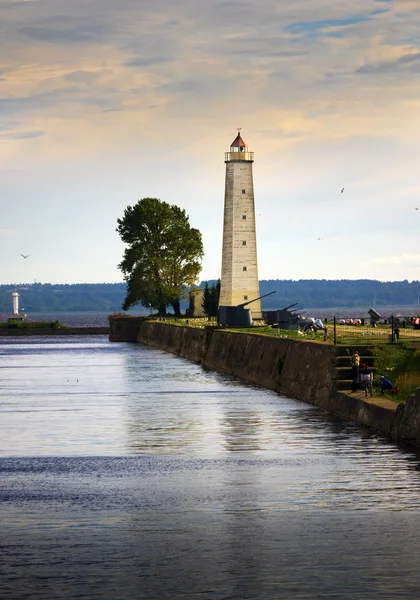 Passeio de Kronstadt até o cais com um farol. São Petersburgo, Rússia — Fotografia de Stock