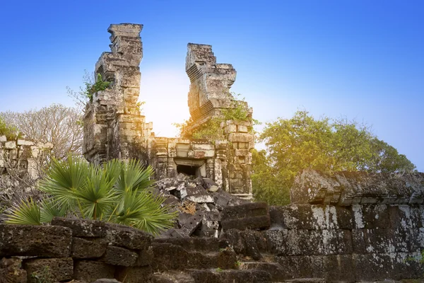 Temple ruins (X Century) on a sunset, Siem Reap, Cambodia — стоковое фото