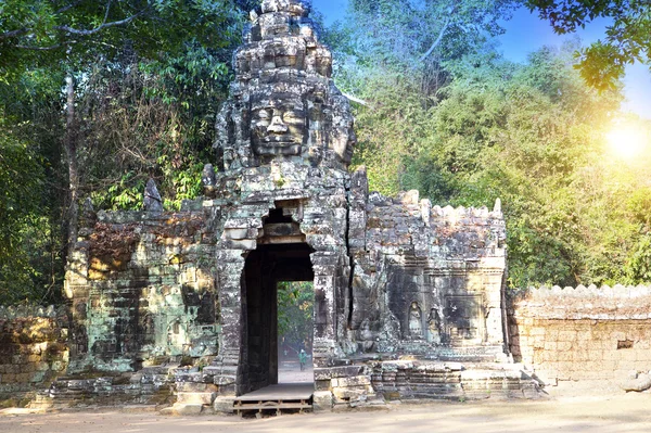 Romjai a bejárati kapu a templom (12. század), Siem Reap, Kambodzsa — Stock Fotó