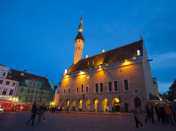 Cidade velha, Tallinn, Estónia. Praça da Câmara Municipal à noite — Fotografia de Stock