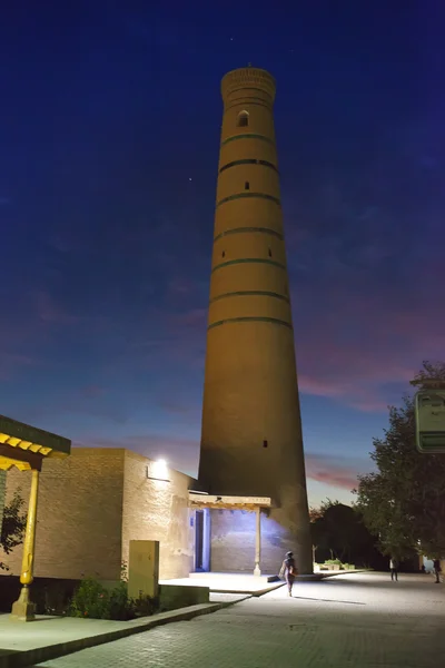 Uzbequistão. Khiva. Ruas da cidade velha em iluminação noturna — Fotografia de Stock