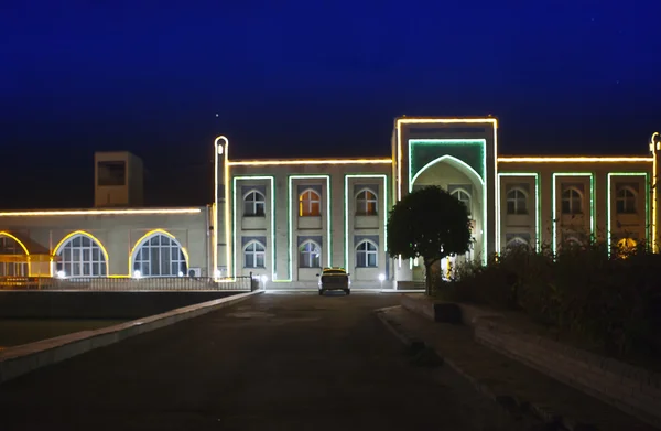 Özbekistan. Khiva. Eski şehrin sokakları gece aydınlanıyor. — Stok fotoğraf