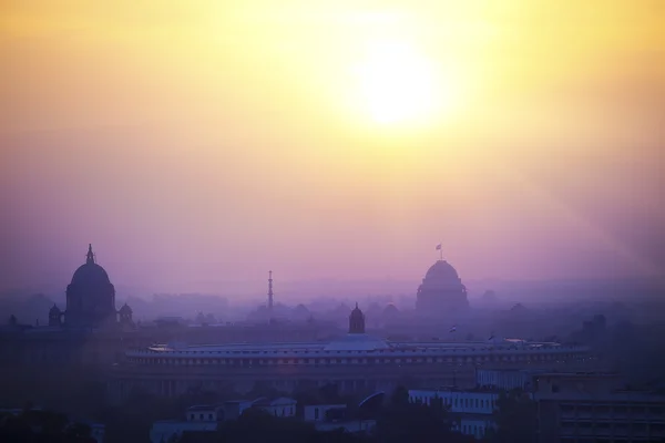 Indie. Sylwetka świątyń i budynków w Delhi w Sunset Haze — Zdjęcie stockowe