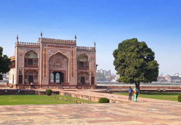 Porte de la tombe d'Itmad-Ud-Daulah (Baby Taj) (XVIIe siècle) à Agra, Uttar Pradesh, Inde — Photo