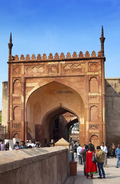 AGRA, ÍNDIA - JANEIRO 28: Uma multidão de turistas visita Red Fort Agra em 28 de janeiro de 2014 em Agra, Uttar Pradesh, Índia. O forte é a antiga capital do Império Mogol e Patrimônio Mundial da UNESCO . — Fotografia de Stock