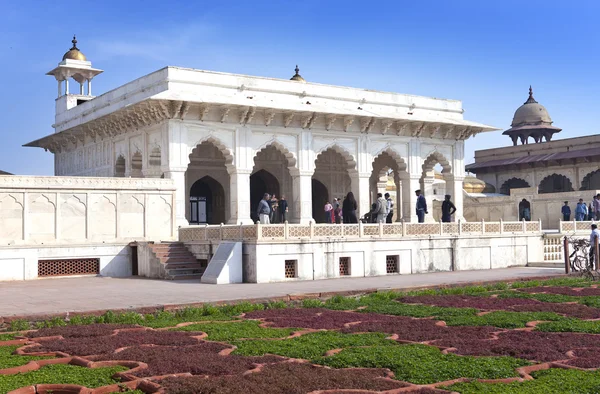 AGRA, INDE - 28 JANVIER : les touristes visitent le palais blanc du fort rouge Agra le 28 janvier 2014 à Agra, Uttar Pradesh, Inde. Le fort est l'ancienne capitale de l'Empire moghol et un site du patrimoine mondial de l'UNESCO . — Photo