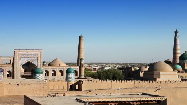 Eski şehrin sokaklarında havadan görünümü. Özbekistan. Hiva. — Stok video