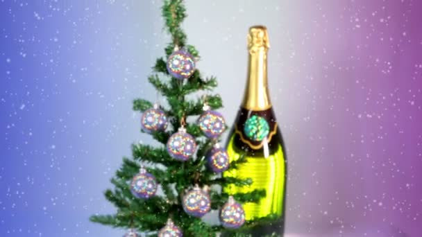 Bolas de Año Nuevo en un árbol de Año Nuevo y una enorme botella de vino espumoso — Vídeo de stock