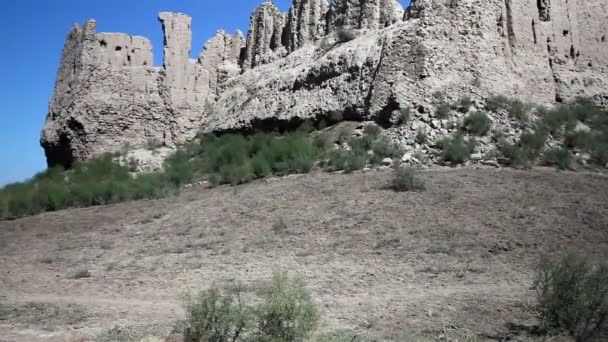 Fortaleza Kyzylkala Ciudad Roja en la Ruta de la Seda antiguo Khorezm, en el desierto de Kyzylkum en Uzbekistán — Vídeo de stock