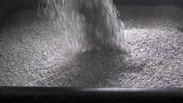 Granulat cement crumb häller, slow motion — Stockvideo