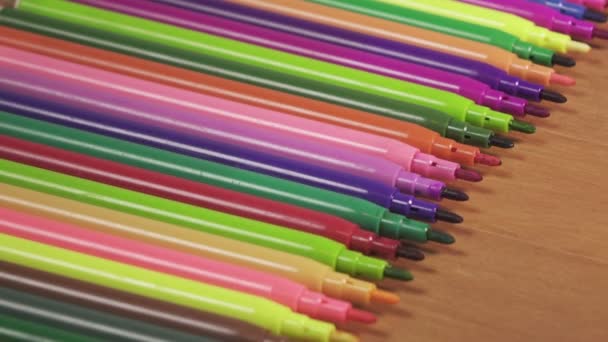 Bolígrafos de fieltro de color — Vídeo de stock