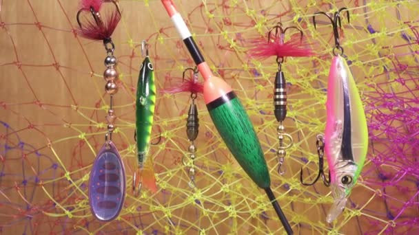 Поплавок и приманки на фоне рыболовных сетей — стоковое видео