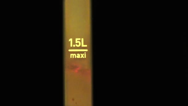 इलेक्ट्रिक केटलची मोजमाप चिन्ह पाण्याची पातळी, लाल रंग उकळत्या चिन्ह — स्टॉक व्हिडिओ
