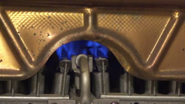 Gejzír, ohřívač vody. Plamen pochodeň hoří — Stock video