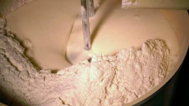 O misturador sacode a massa líquida, acrescenta o ovo à massa de farinha — Vídeo de Stock