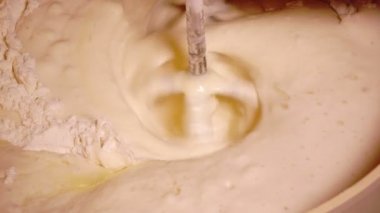 Kadar sıvı hamur karıştırıcı sallar eklemek yumurta hamuru için