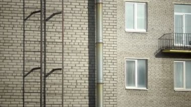 Yangın merdiveninde bir duvar tuğla çok katlı