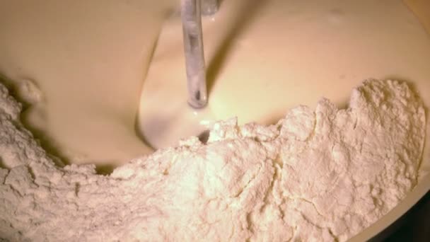 Le mélangeur secoue la pâte liquide, ajouter l'oeuf à la pâte 