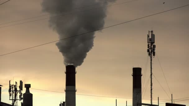 Paisaje industrial. línea eléctrica y humo de tuberías de calor combinado — Vídeos de Stock