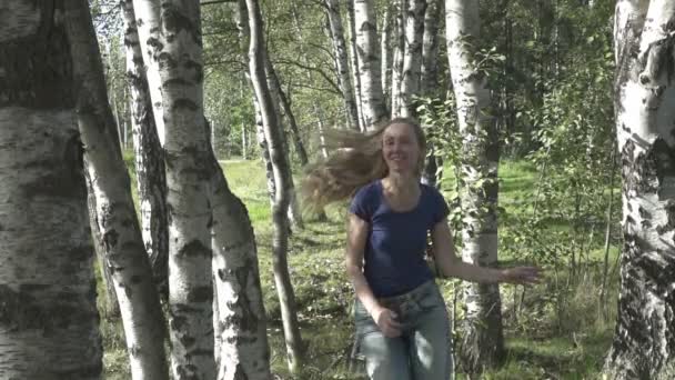 Молодая красивая женщина бежит в березовом лесу — стоковое видео