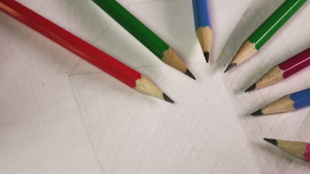 Schwarze Bleistifte auf einer Skizze der Zeichnung eines Würfels — Stockvideo