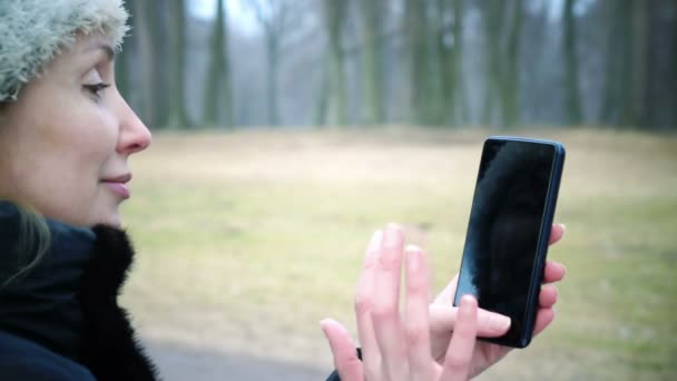 Vrouw met behulp van touchscreen op de telefoon — Stockvideo