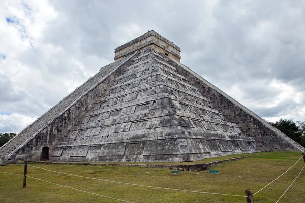 Kukulkan 在关于尤卡坦半岛，墨西哥奇琴伊察金字塔 — 图库照片