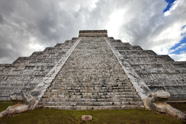 Kukulkan Pyramid in Chichen Itza on the Yucatan, Mexico — Stock Photo, Image