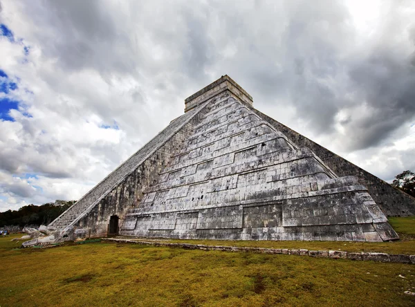 Pirâmide de Kukulkan em Chichen Itza no Yucatan, México — Fotografia de Stock