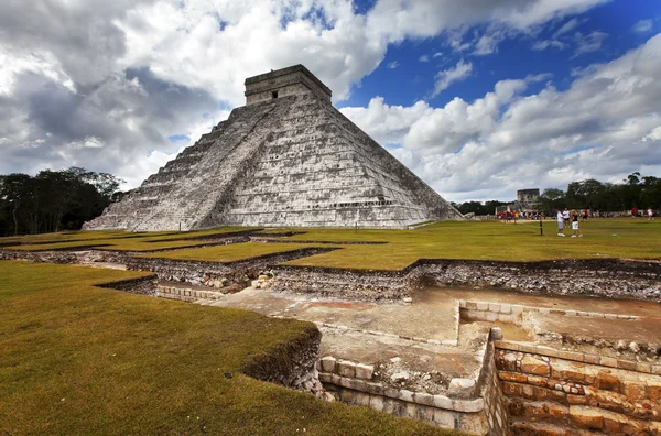 Kukulkan 在关于尤卡坦半岛，墨西哥奇琴伊察金字塔 — 图库照片