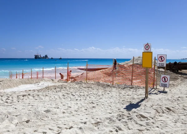 Tot vaststelling van een nieuwe zand op het strand. Mexico — Stockfoto