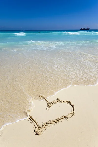 Kalp-bir resim üzerinde kum — Stok fotoğraf