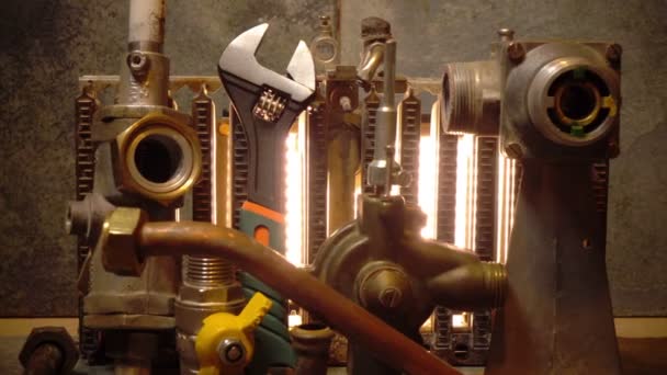 Het deel van de gas-ketel, water fittingen en Verstelbare moersleutel — Stockvideo