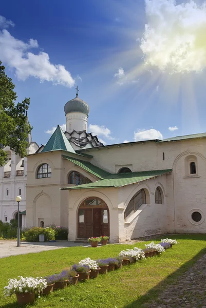 Monasterio de la Asunción de Tikhvin, un ortodoxo ruso, (Tihvin, región de San Petersburgo, Rusia ) — Foto de Stock