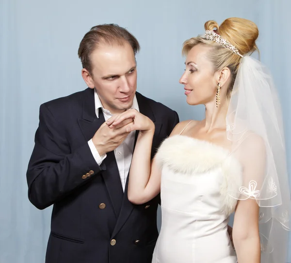 Happy groom and bride — Stock Photo, Image