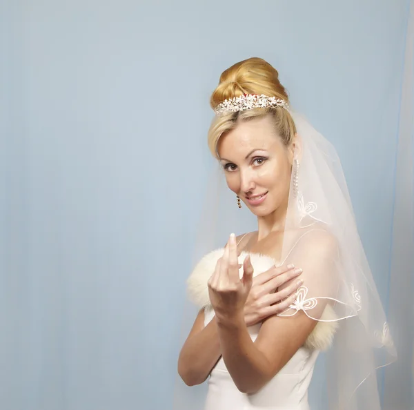 La novia atrae invitadamente al espectador una mano — Foto de Stock