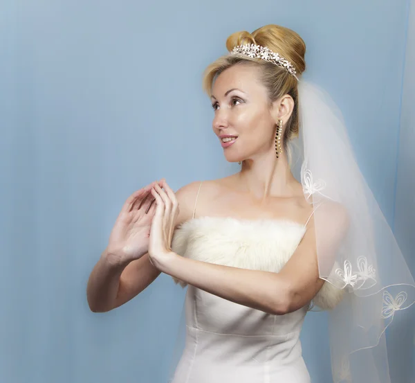 La sposa felice su uno sfondo blu — Foto Stock