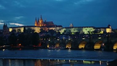 Güzel Cityscape Prag'ın gece Charles Köprüsü Karluv en Vltava Nehri üzerinde ve Prag Kalesi, Çek Cumhuriyeti