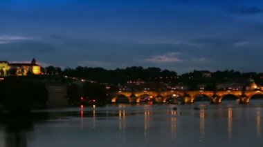 Güzel Cityscape Prag'ın gece Charles Köprüsü Karluv en Vltava Nehri üzerinde ve Prag Kalesi, Çek Cumhuriyeti