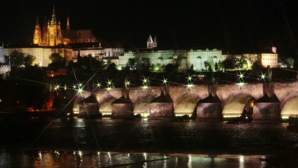 Gyönyörű városkép Prágában éjjel a Charles Bridge Karluv legtöbb Moldva-folyón és a prágai várra, Cseh Köztársaság — Stock videók