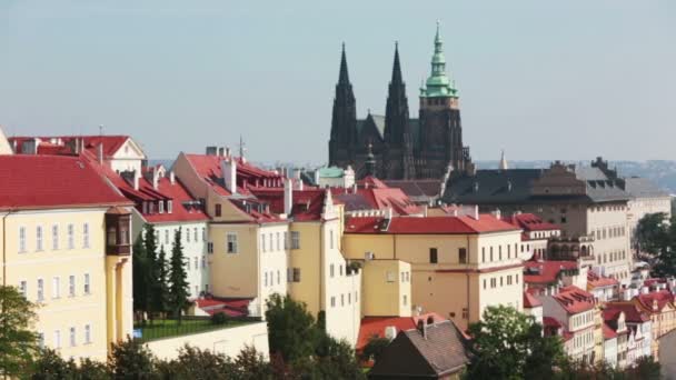 A vista superior sobre a cidade velha e uma catedral. Praga. República Checa — Vídeo de Stock