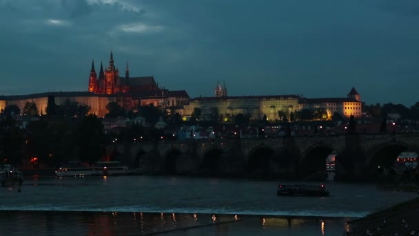 Hermoso paisaje urbano de Praga por la noche con el Puente de Carlos Karluv Más sobre el río Moldava y el Castillo de Praga, República Checa — Vídeos de Stock