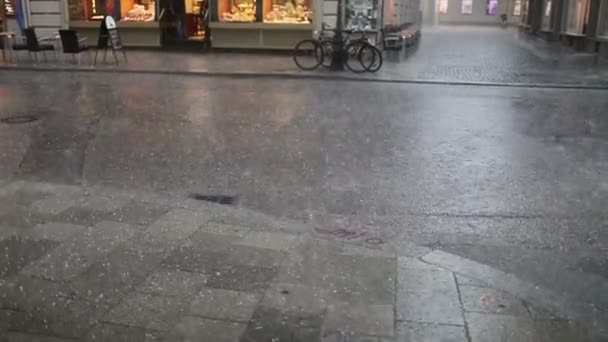 Hagel und Starkregen in der europäischen Stadt — Stockvideo