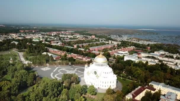 Panorama di Kronstadt, Russia, Vista dall'alto drone da Piazza Yakornaya suLa cattedrale navale di San Nicola a Kronstadt è un russo ortodosso, Girato in 4K UHD — Video Stock